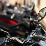 motocykle stojące rzędem w salonie