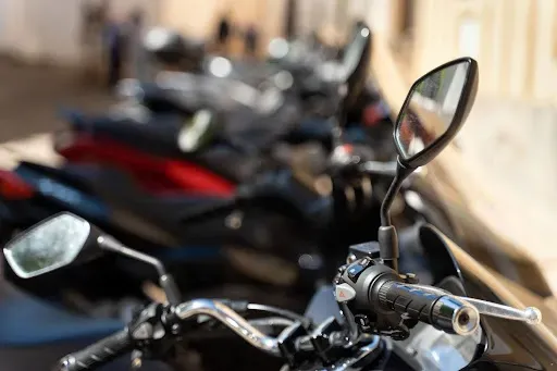 motocykle stojące rzędem w salonie