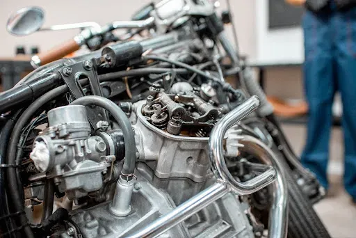 zbliżenie na silnik klasycznego motocykla