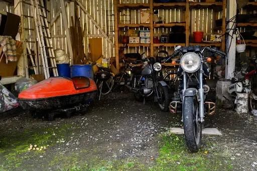 klasyczny motocykl stojący w garażu